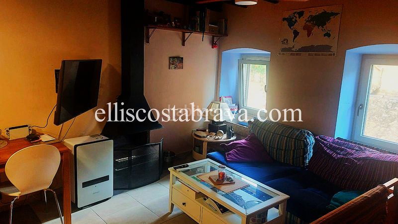 Foto 9fd2afd1-d38d-429d-83ab-bbd2b9fb23e3. Casa adossada amb xemeneia a Albons