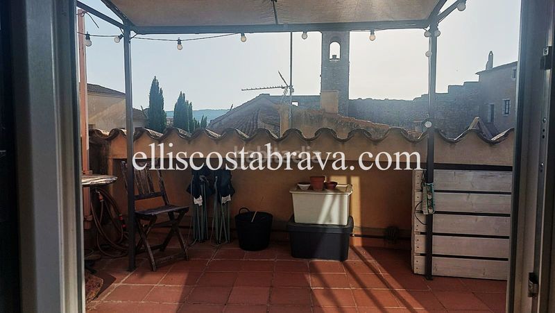 Foto a888c0ae-8995-40f0-a288-15407f3058cf. Casa adossada amb xemeneia a Albons