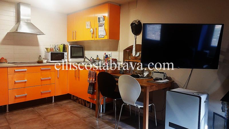 Foto a95dd65b-8d04-483c-baed-0b059f98255a. Casa adossada amb xemeneia a Albons