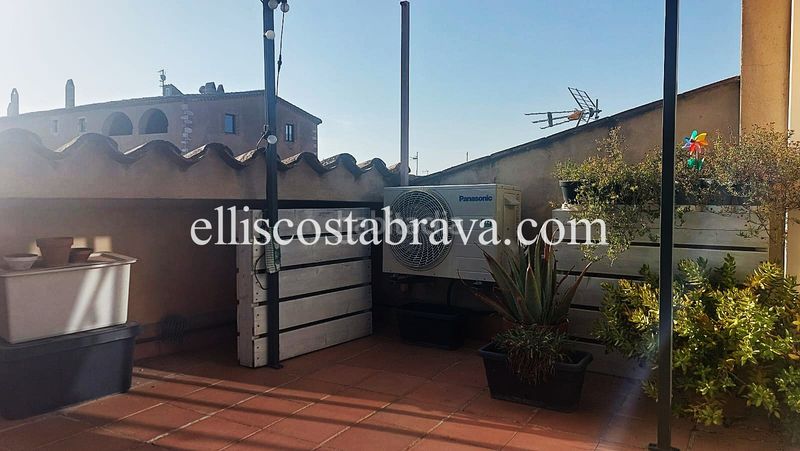 Foto b93f691f-b73a-47a3-84e9-c46d33ebf87c. Casa adossada amb xemeneia a Albons