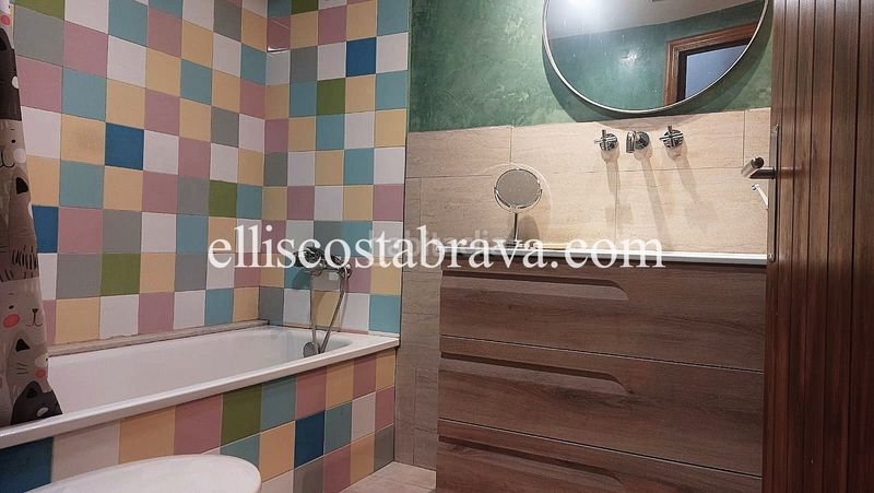 Foto e245abdd-d8d8-471b-a148-d8ec8d74183c. Casa adossada amb xemeneia a Albons