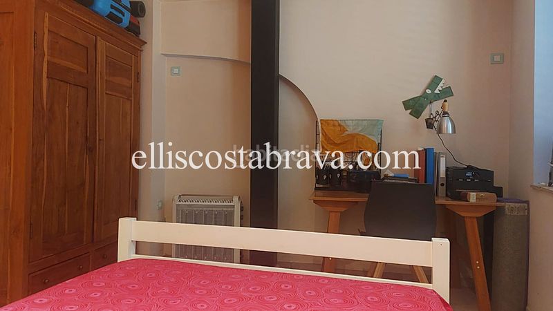 Foto f7787553-ff11-4767-8be2-b70a36ab771e. Casa adossada amb xemeneia a Albons