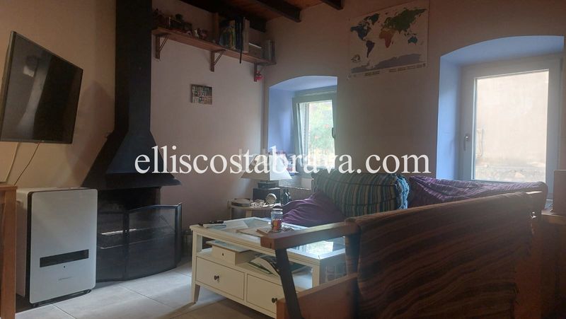 Foto fc264680-5d3e-4ce1-b334-e916036f4dd8. Casa adossada amb xemeneia a Albons