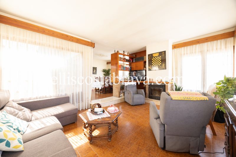Foto 0788baa4-a67e-49f6-99b2-63a62322c874. Casa amb xemeneia a Eixample Residencial Escala (L´)