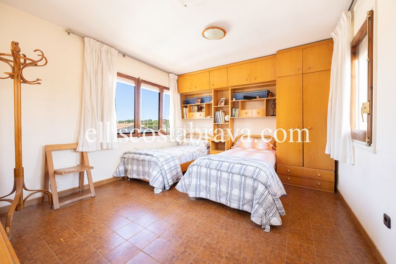 Foto 1da1ff06-3335-4bf0-8417-2a570435e136. Casa amb xemeneia a Eixample Residencial Escala (L´)