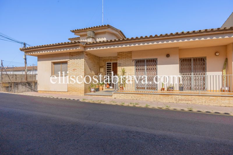 Foto 66addfd2-4499-4c47-9db1-4b3d240187ce. Casa amb xemeneia a Eixample Residencial Escala (L´)