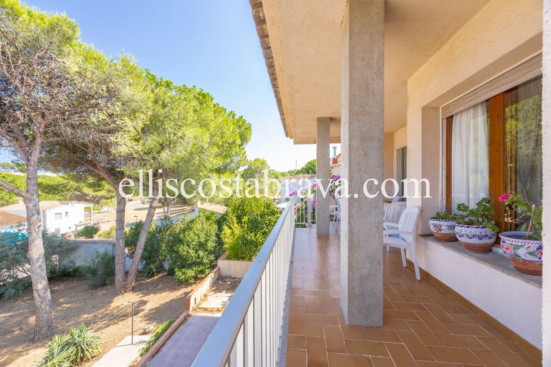 Foto 6b600475-6363-4bf8-a562-28194cec160a. Casa amb xemeneia a Eixample Residencial Escala (L´)