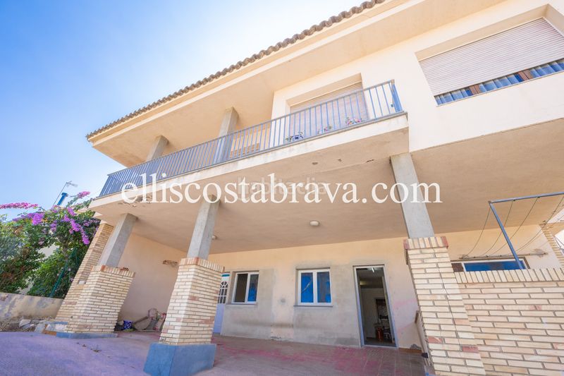 Foto 6cb34323-01c6-42c3-91ce-6d4eeed6e111. Casa amb xemeneia a Eixample Residencial Escala (L´)