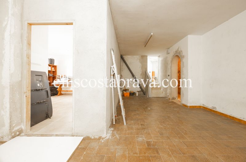 Foto 7fb4bda6-4c77-4c8c-a1aa-8925b2267f03. Casa amb xemeneia a Eixample Residencial Escala (L´)