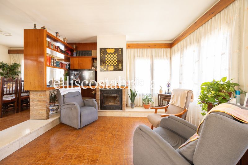 Foto 930f4dfc-1a3c-4629-9d1a-073af9664bd4. Casa amb xemeneia a Eixample Residencial Escala (L´)