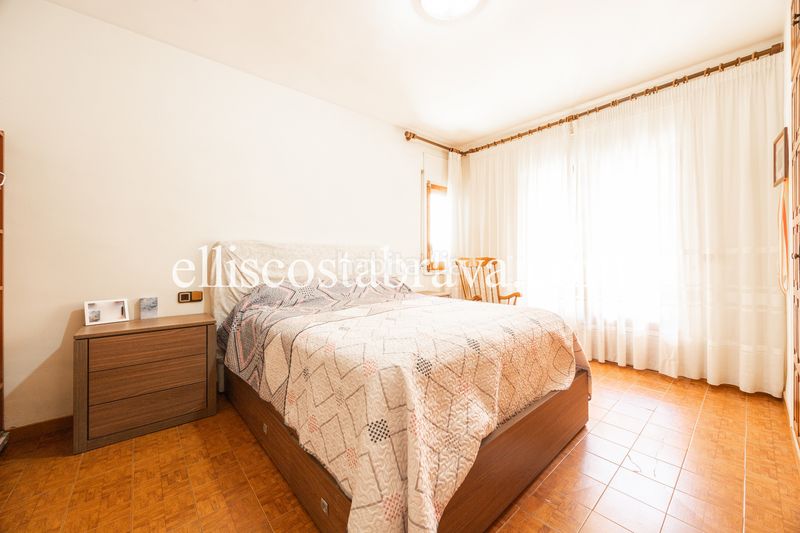 Foto 96b7b825-7d5a-4ca3-998c-9f34c104d74f. Casa amb xemeneia a Eixample Residencial Escala (L´)