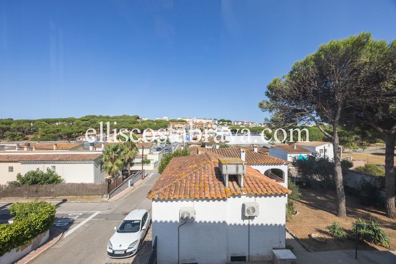 Foto a42de604-ab96-454d-b496-56be7b616463. Casa amb xemeneia a Eixample Residencial Escala (L´)