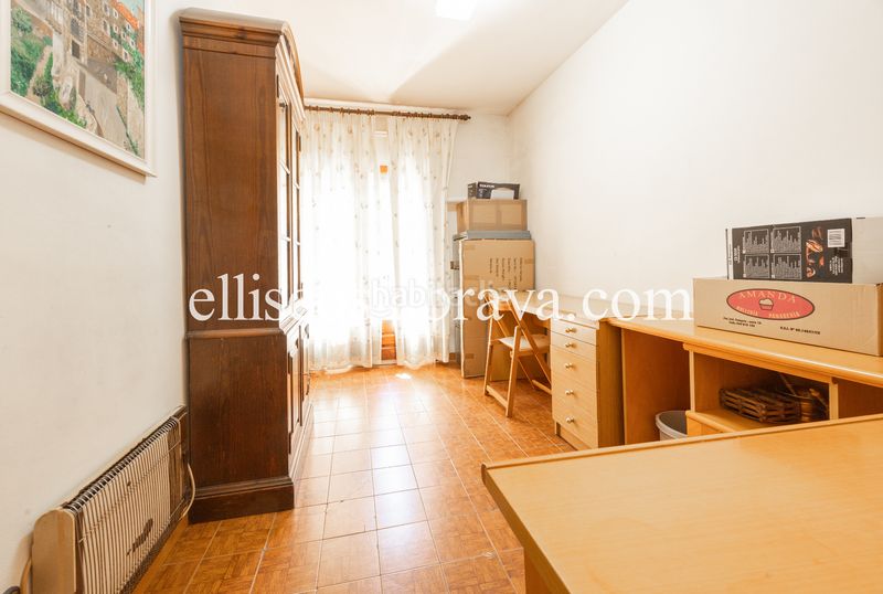 Foto a661abc7-944e-4977-9c89-90dc42be3fc5. Casa amb xemeneia a Eixample Residencial Escala (L´)