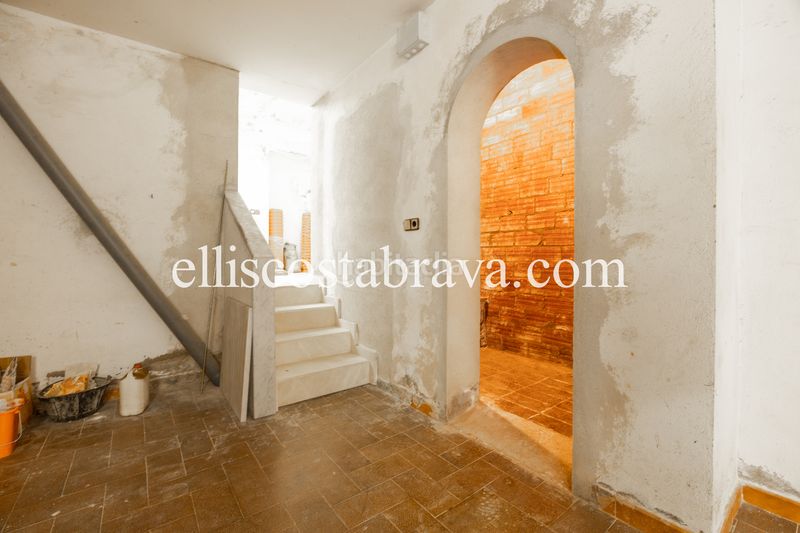 Foto a75e086f-b870-4871-b5a4-02fbf0865633. Casa amb xemeneia a Eixample Residencial Escala (L´)