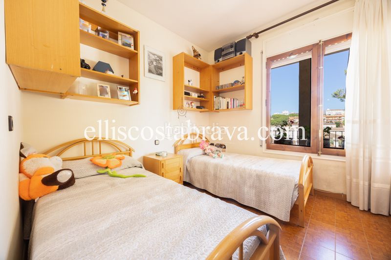Foto ac00c65f-da89-49ab-8041-11dc788b1e45. Casa amb xemeneia a Eixample Residencial Escala (L´)