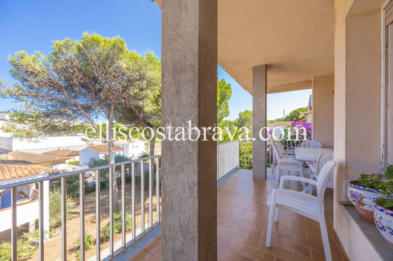 Foto beed8923-e2d9-4189-aa04-4bda4fe65044. Casa amb xemeneia a Eixample Residencial Escala (L´)