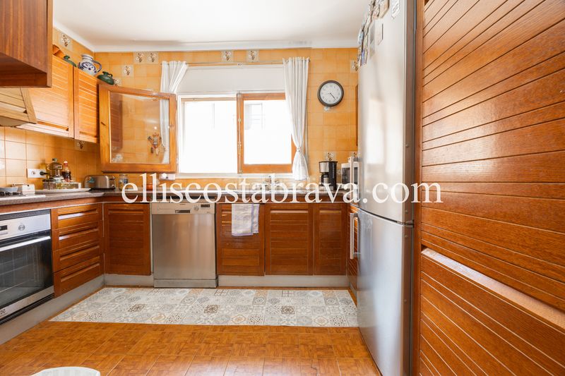 Foto d862def4-d4e9-41b5-8fc2-8020a8b19f61. Casa amb xemeneia a Eixample Residencial Escala (L´)