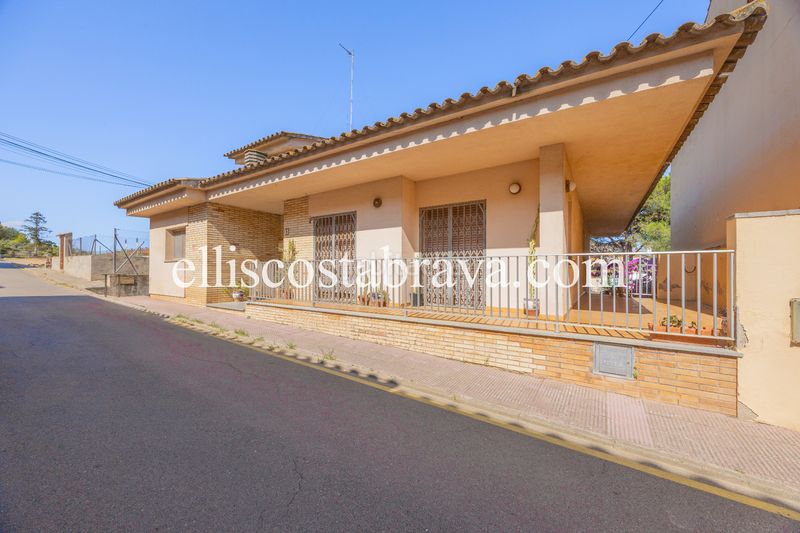 Foto de43c8fa-c175-4c32-8f18-3be2edf66840. Casa amb xemeneia a Eixample Residencial Escala (L´)