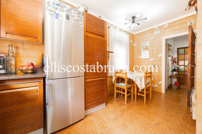 Foto efb3104c-2c9c-4716-b5ee-a3ac7691a76d. Casa amb xemeneia a Eixample Residencial Escala (L´)