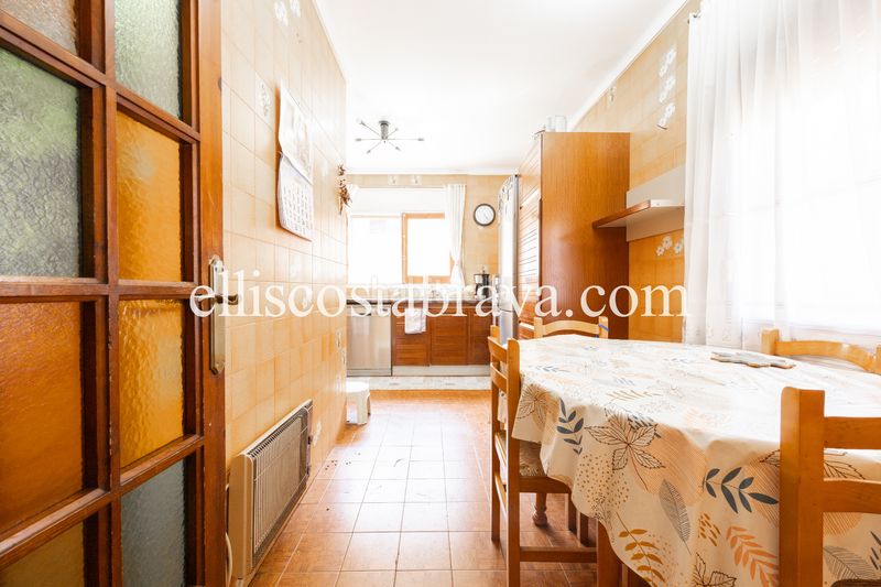 Foto f120a6c2-3eaa-4c62-bc8f-8a7ccf0b8261. Casa amb xemeneia a Eixample Residencial Escala (L´)