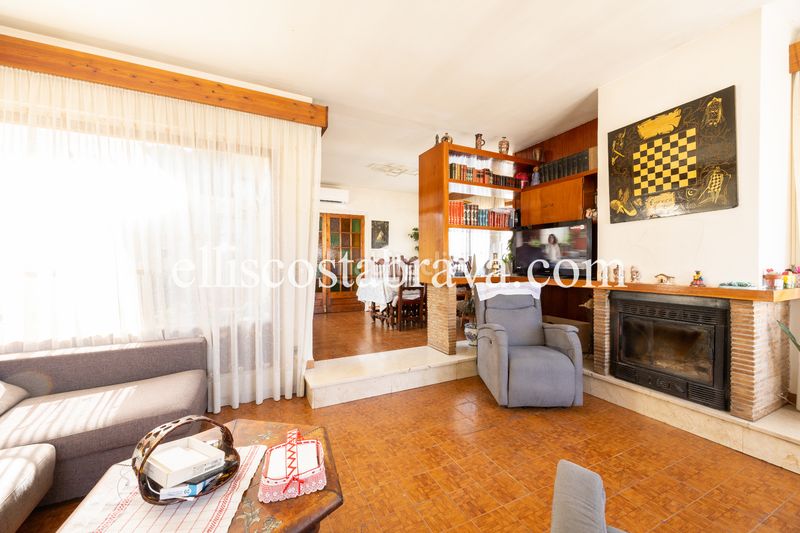 Foto f497cbe7-bc8e-4146-a452-6a72675ce53f. Casa amb xemeneia a Eixample Residencial Escala (L´)