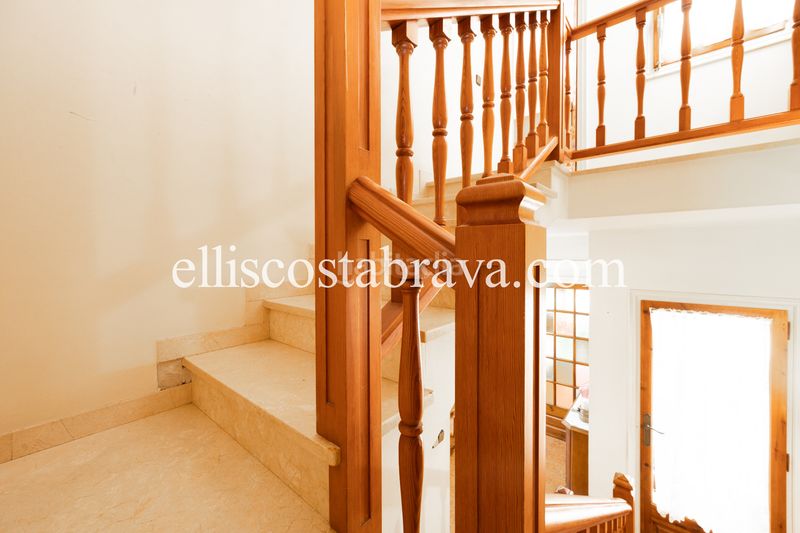 Foto f4dd5933-ef2b-4c7f-9353-a6f966f63d6e. Casa amb xemeneia a Eixample Residencial Escala (L´)