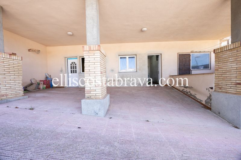 Foto f8316e29-3a8f-49a7-ba08-526f751eb67f. Casa amb xemeneia a Eixample Residencial Escala (L´)