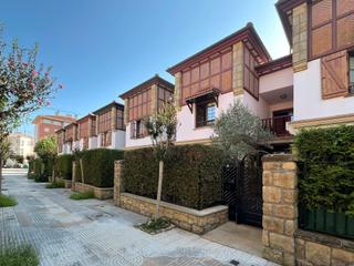 Casa adossada a Zarautz. Villa adosada herrikosoro