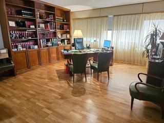 Oficina  Ronda de los tejares. Oficina de categoría amplia y luminosa ubicada en el centro de c