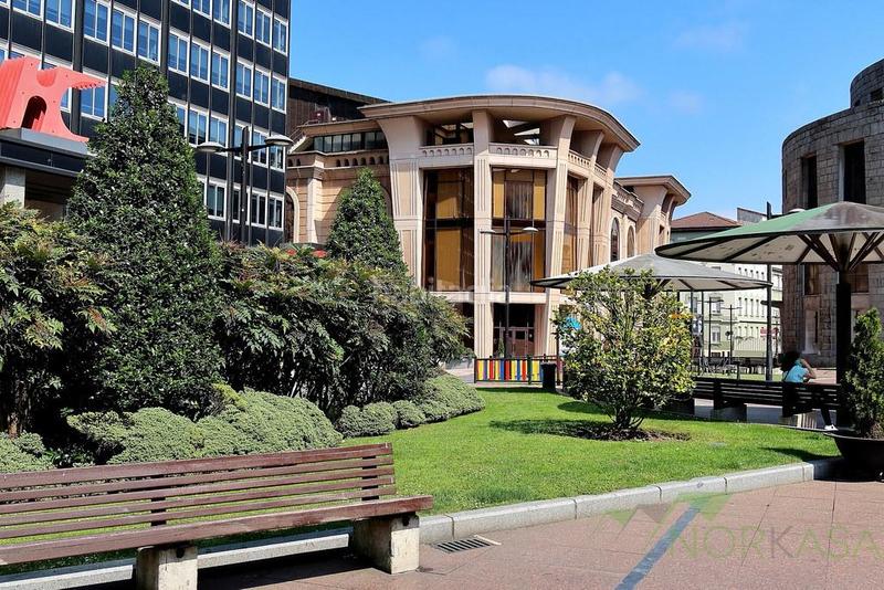 Foto 5e6c3345-8421-40b9-8ab1-1febf20be628. Location local commercial dans Auditorio - Seminario - Parque de Invierno Oviedo