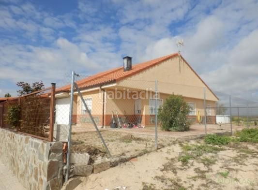 Foto 5452ba10-ea49-4beb-a890-e952230da2ae. Casa adossada amb aparcament a Novés