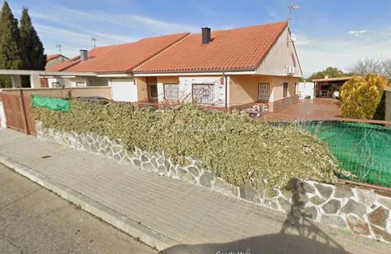 Foto 84c4b743-8530-4e6d-9128-c29cb4e337f8. Casa adossada amb aparcament a Novés