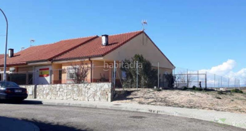 Foto b4092c9c-b3e5-4500-b77b-3c6a7e4a02a9. Casa adossada amb aparcament a Novés