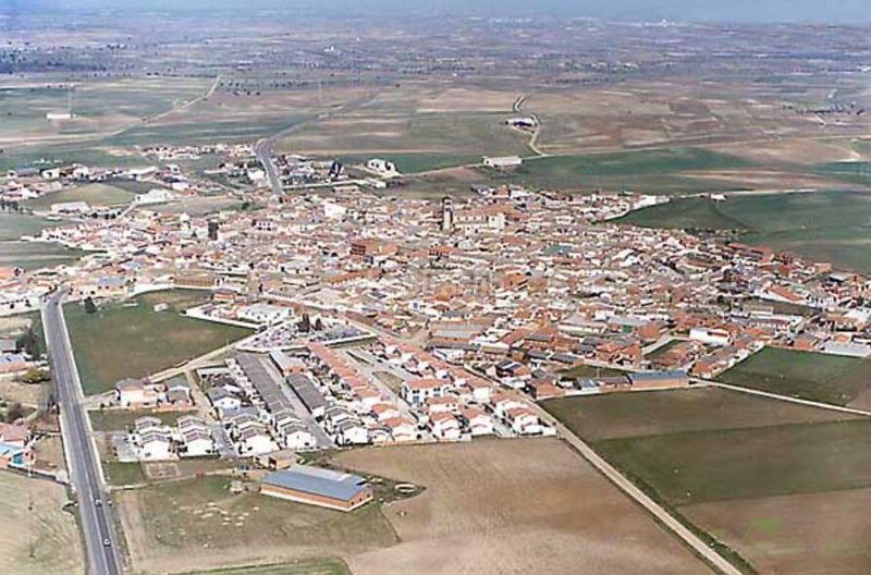 Foto f943d7f1-07f8-453c-81e5-5f70c5d2c451. Casa adossada amb aparcament a Novés