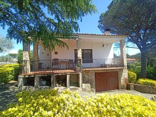 Maison à Llagostera. Casa unifamiliar con garaje, dos trasteros, i zona barbacoa en l