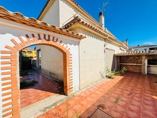 Casa adosada  Carrer recs 38. Casa adosada unifamiliar con garaje, patio y piscina comunitaria