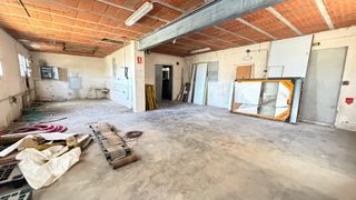 Lloguer Local Comercial  Carrer de les serres. Local en alquiler de 120m2 ideal para almacén o trastero.