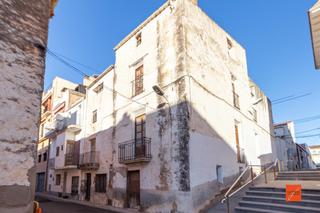 Casa aparellada a Santa Bàrbara. Casa esquinera en venta en santa barbara tarragona