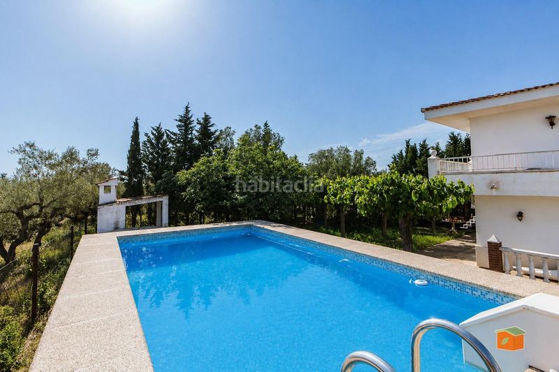 Foto f221a36e-2c83-4b49-938b-36c9db370728. Xalet amb aparcament piscina a Roquetes