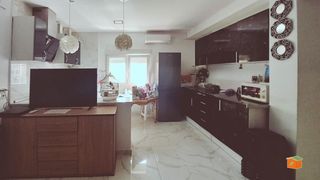 Casa a schiera in Grau - Quintanes. Casa de cuatro plantas con garaje y dos terrazas en venta en amp