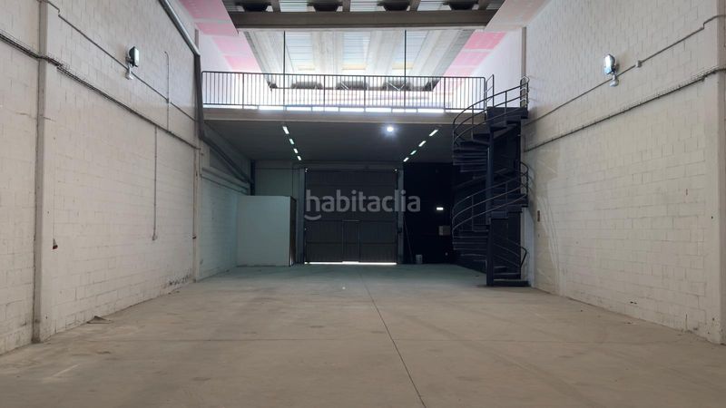 Foto 4ee4132d-b290-481d-9f1a-3e887b378a0a. Location bâtiment à usage industriel dans Igollo Camargo