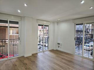 Pis a Plaza Crevillente - Antiguos Juzgados - El Asilo. Piso reformado, todo exterior, con gran patio y trastero, en zon