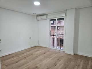 Pis a Plaza Crevillente - Antiguos Juzgados - El Asilo. Piso reformado, todo exterior, con gran patio y trastero, en zon