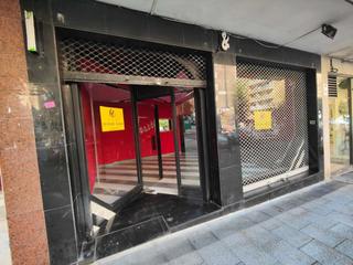 Local commercial à Galdakao. Lonja céntrica en venta en calle muguru con gran escaparate