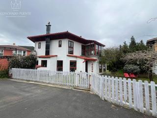 Casa  Trasanquelos. Esplendido chalet en una tranquila urbanización rural, pero a 25