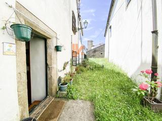 Casa adossada a Rua da angustia 15. Casa en venta de cinco habitaciones en santiago