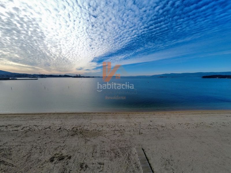 Foto cfd8eac2-12da-4cf6-92a9-f82e702c358f. Piso edificio poniente viviendas en primera línea de playa en Vilagarcía de Arousa
