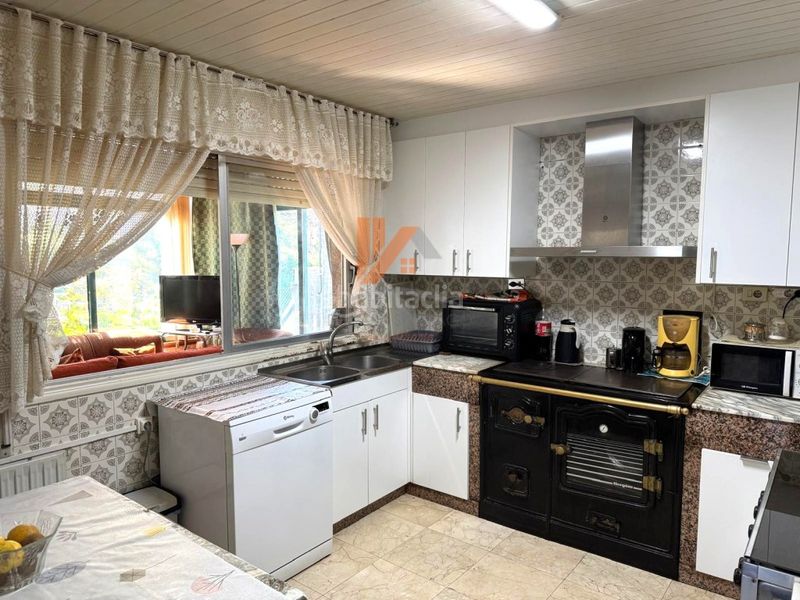 Foto f2e9af2e-4b95-4d32-ae39-e61a1f4396c5. Casa amb aparcament a Estrada (A)