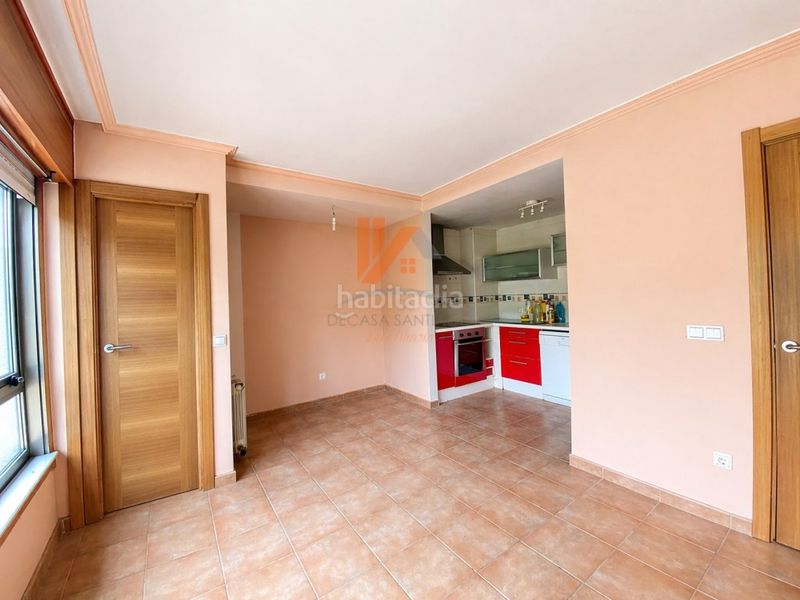 Foto 6990a1c2-6d3c-43d0-b753-c0a2cbf65178. Apartament amb aparcament a O Milladoiro Ames