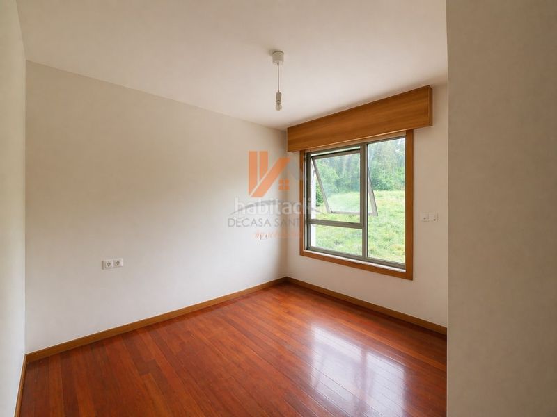 Foto b12c1828-deb8-4599-bb5d-2d55ffb0a700. Apartament amb aparcament a O Milladoiro Ames